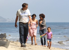 Halle Berry at Malibu beach 21.4.2012_12.jpg