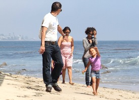 Halle Berry at Malibu beach 21.4.2012_15.jpg