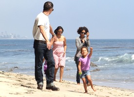 Halle Berry at Malibu beach 21.4.2012_17.jpg