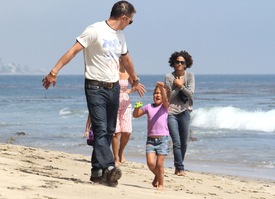 Halle Berry at Malibu beach 21.4.2012_18.jpg