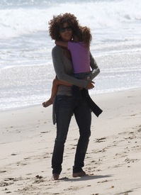 Halle Berry at Malibu beach 21.4.2012_28.jpg
