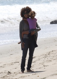 Halle Berry at Malibu beach 21.4.2012_30.jpg