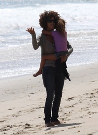 Halle Berry at Malibu beach 21.4.2012_31.jpg