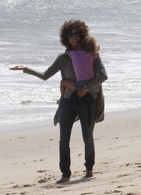 Halle Berry at Malibu beach 21.4.2012_33.jpg