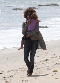 Halle Berry at Malibu beach 21.4.2012_35.jpg