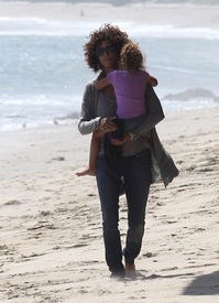 Halle Berry at Malibu beach 21.4.2012_38.jpg
