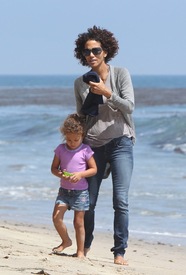 Halle Berry at Malibu beach 21.4.2012_39.jpg