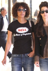 Halle Berry out shopping in Los Angeles 27.4.2012_01.jpg