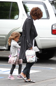Halle Berry picks Nahla up from school in Los Angeles 15.2012_02.jpg