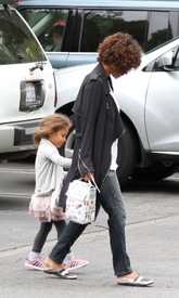 Halle Berry picks Nahla up from school in Los Angeles 15.2012_06.jpg