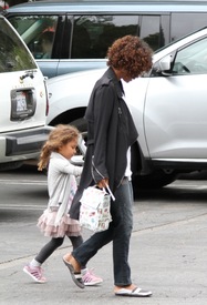 Halle Berry picks Nahla up from school in Los Angeles 15.2012_07.jpg