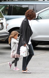 Halle Berry picks Nahla up from school in Los Angeles 15.2012_08.jpg