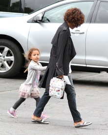 Halle Berry picks Nahla up from school in Los Angeles 15.2012_09.jpg