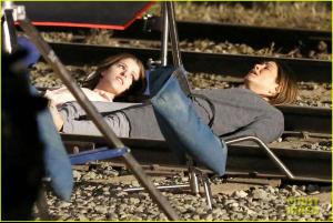 jennifer-aniston-anna-kendrick-get-emotional-lying-on-train-tracks-for-cake-05.jpg
