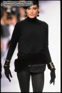 carla_bruni_Issey_Miyake_096333374_7.jpg