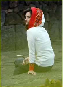 penelope_cruz_embraces_broken_01.jpg