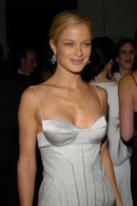 92051_celebrity_city_Carolyn_Murphy_48_123_402lo.JPG