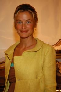 92332_celebrity_city_Carolyn_Murphy_72_123_401lo.JPG