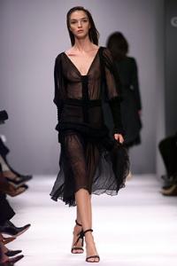 maria_Givenchy_Spring_2002_Ready_to_Wear3.jpg