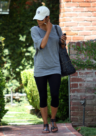 celebrity_paradise.com_TheElder_HalleBerry2010_05_25_outandaboutinWestHollywood2.jpg