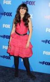 th_ZooeyDeschanelFOXUpfrontsinNewYorkMAY_16_2011HQx55_42.jpg