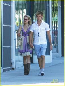 alex_pettyfer_dianna_agron_jumps_05.jpg