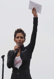 celebrity_paradise.com_Halle_Berry_Revlon_03.jpg