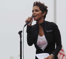 celebrity_paradise.com_Halle_Berry_Revlon_05.jpg