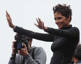 celebrity_paradise.com_Halle_Berry_Revlon_08.jpg