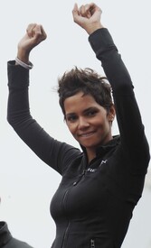 celebrity_paradise.com_Halle_Berry_Revlon_10.jpg