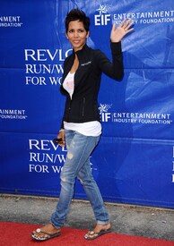 celebrity_paradise.com_Halle_Berry_Revlon_119.jpg