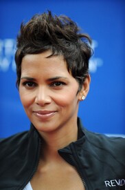 celebrity_paradise.com_Halle_Berry_Revlon_123.jpg