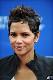 celebrity_paradise.com_Halle_Berry_Revlon_125.jpg