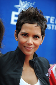 celebrity_paradise.com_Halle_Berry_Revlon_126.jpg