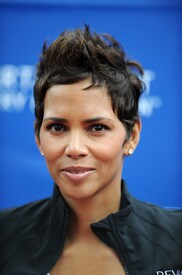 celebrity_paradise.com_Halle_Berry_Revlon_127.jpg