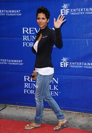celebrity_paradise.com_Halle_Berry_Revlon_130.jpg
