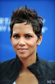 celebrity_paradise.com_Halle_Berry_Revlon_131.jpg