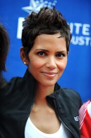celebrity_paradise.com_Halle_Berry_Revlon_135.jpg