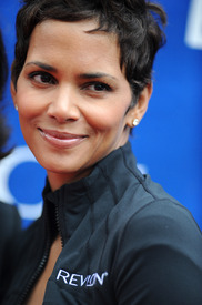celebrity_paradise.com_Halle_Berry_Revlon_140.jpg