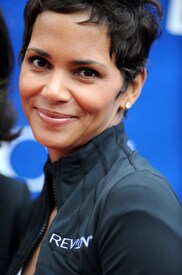 celebrity_paradise.com_Halle_Berry_Revlon_141.jpg