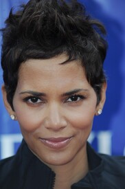 celebrity_paradise.com_Halle_Berry_Revlon_146.jpg