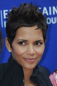 celebrity_paradise.com_Halle_Berry_Revlon_154.jpg