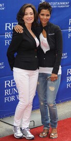celebrity_paradise.com_Halle_Berry_Revlon_156.jpg