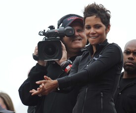 celebrity_paradise.com_Halle_Berry_Revlon_18.jpg