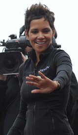 celebrity_paradise.com_Halle_Berry_Revlon_19.jpg