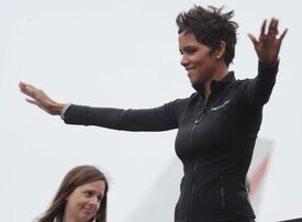 celebrity_paradise.com_Halle_Berry_Revlon_22.jpg