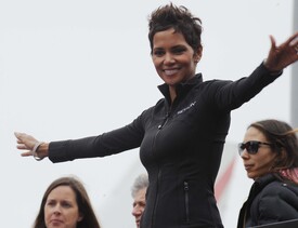 celebrity_paradise.com_Halle_Berry_Revlon_23.jpg
