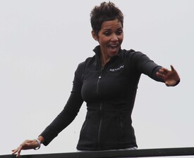 celebrity_paradise.com_Halle_Berry_Revlon_24.jpg