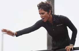 celebrity_paradise.com_Halle_Berry_Revlon_25.jpg