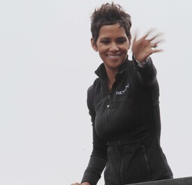 celebrity_paradise.com_Halle_Berry_Revlon_30.jpg